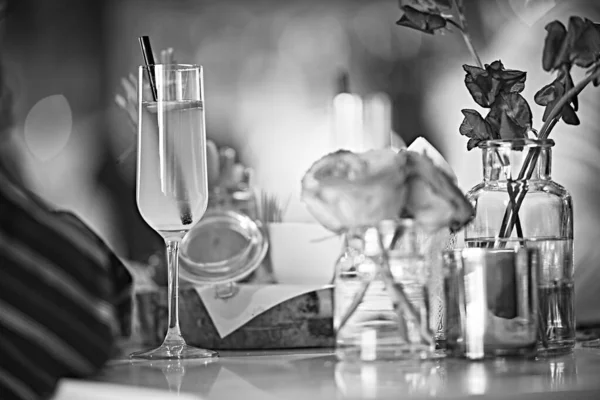 Sklenice Šampaňského Stole Vínem Svíčkami — Stock fotografie