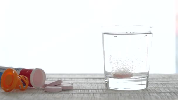 유리잔에 떨어지는 알약의 영상을 — 비디오