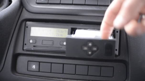 Bijgesneden Beelden Van Personen Die Cassette Van Het Autoaudiosysteem Verwijderen — Stockvideo