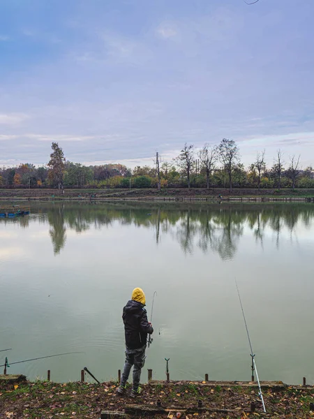 湖で漁をする漁師は — ストック写真