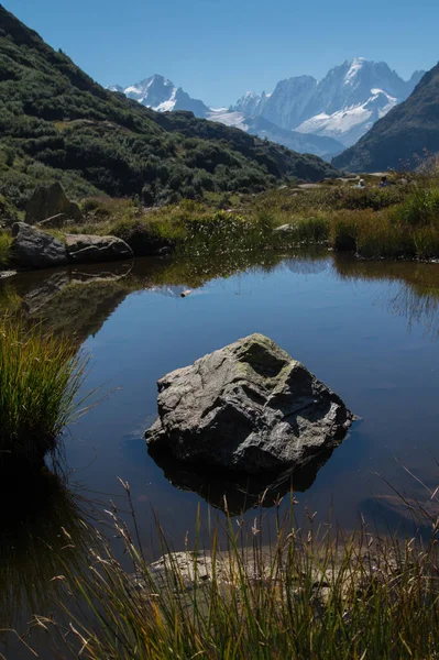 Beau Paysage Lac Dans Les Montagnes — Photo