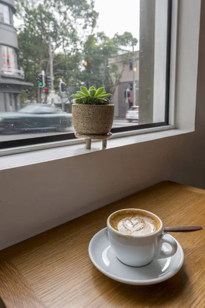 Kahve Fincanı Kapuçino Ahşap Masada — Stok fotoğraf