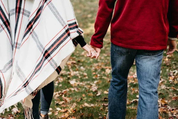 夫妇手牵着手在秋天的公园里的爱情 — 图库照片