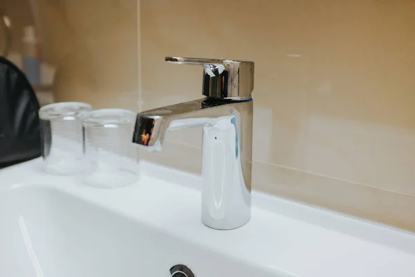 Lavabo Salle Bain Moderne Avec Mousse Blanche Robinet Eau — Photo