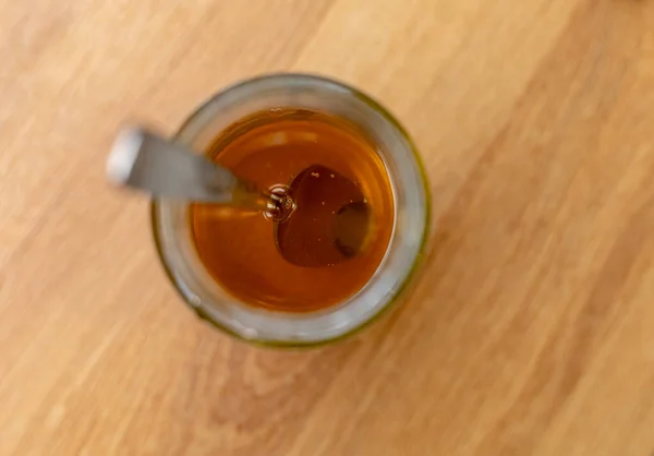 Ett Glas Whisky Med Träsked Vit Bakgrund — Stockfoto