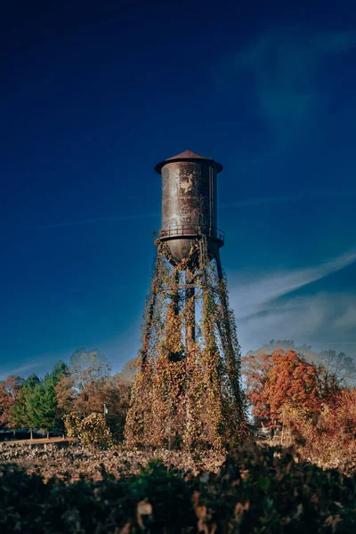 蓝天背景上的旧生锈的金属灯笼 — 图库照片