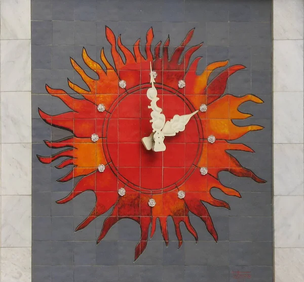 Zegar Jak Słońce Ścianie — Zdjęcie stockowe