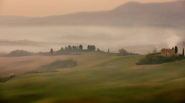 山の中に霧の谷がある美しい風景 — ストック写真