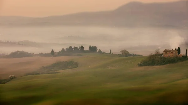 Bellissimo Paesaggio Con Una Valle Nebbiosa Montagna — Foto Stock