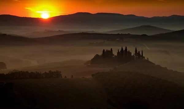 Hermoso Atardecer Sobre Las Montañas —  Fotos de Stock