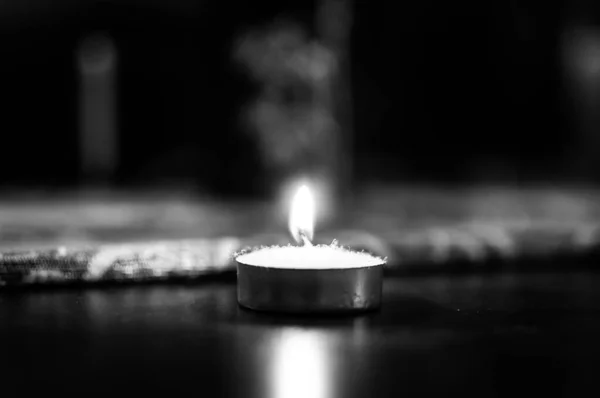 Velas Ardientes Sobre Fondo Oscuro —  Fotos de Stock