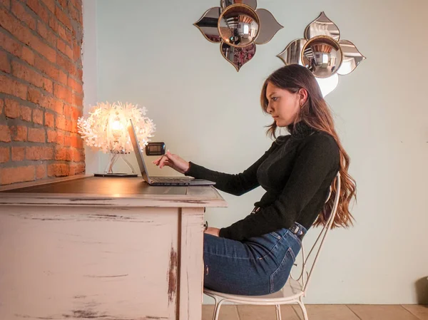 Jeune Femme Avec Ordinateur Portable Une Tasse Café — Photo