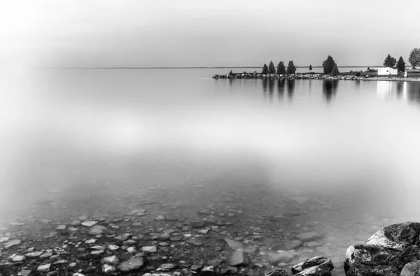 Černobílá Fotografie Jezera Moři — Stock fotografie