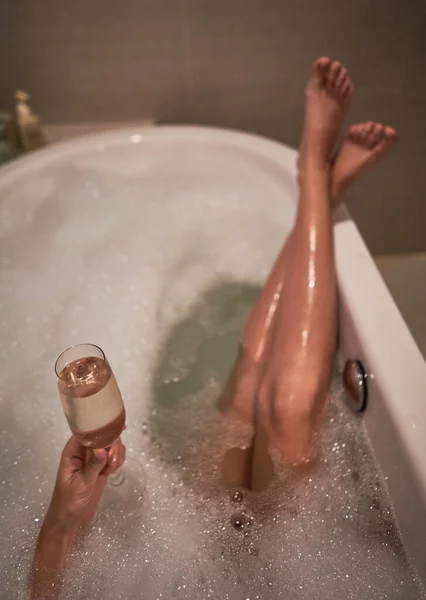 Femme Lave Les Mains Avec Des Bulles Savon — Photo