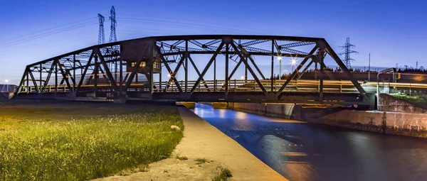 朝川に架かる橋です — ストック写真