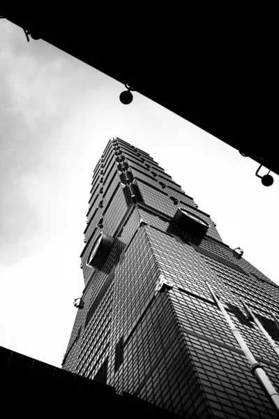 Ασπρόμαυρη Φωτογραφία Μοντέρνου Κτιρίου — Φωτογραφία Αρχείου