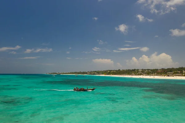 Красивый Тропический Пляж Бирюзовой Водой Голубым Небом — стоковое фото