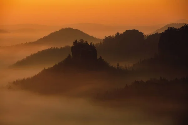 Vacker Solnedgång Över Berget — Stockfoto