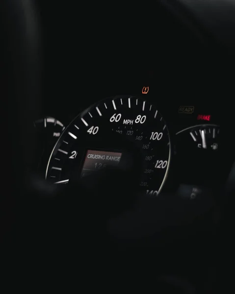 車のダッシュボード 速度計 ステアリングホイール クローズアップ — ストック写真