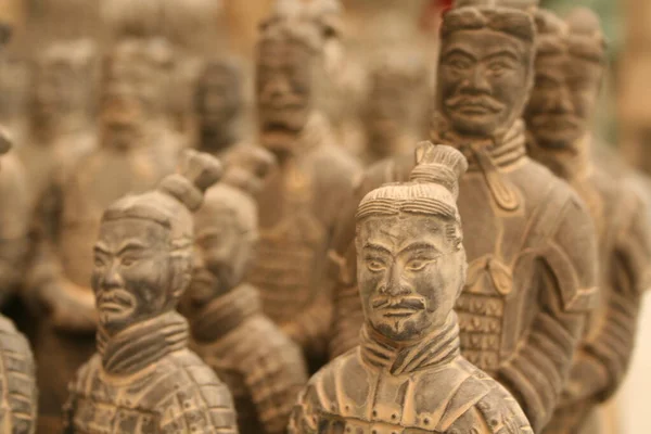 Группа Статуи Черного Будды Рынке — стоковое фото
