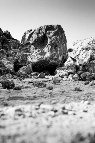 山中岩石的黑白照片 — 图库照片