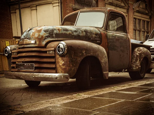 Παλιό Αυτοκίνητο Στην Πόλη — Φωτογραφία Αρχείου