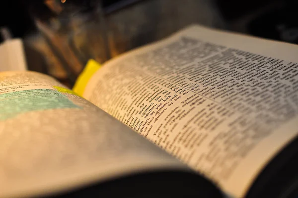 Oud Boek Met Een Bijbel — Stockfoto