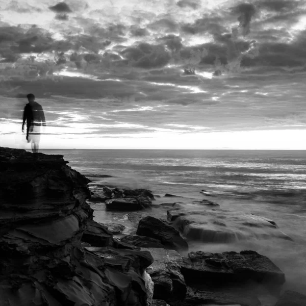 Silhouette Uomo Sulla Spiaggia — Foto Stock