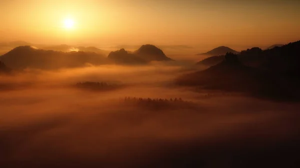 Schöner Sonnenuntergang Den Bergen — Stockfoto