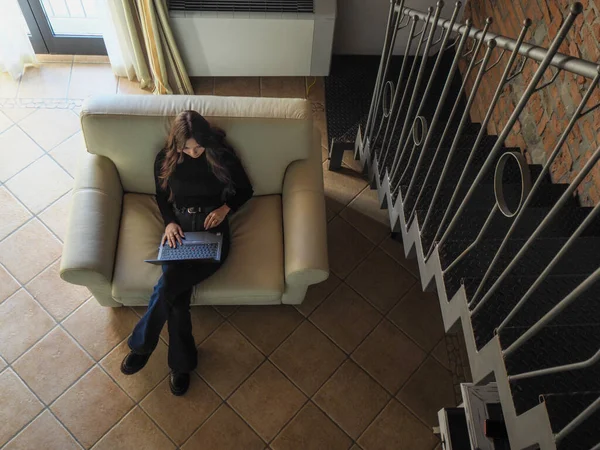 Jeune Femme Assise Sur Canapé Utilisant Ordinateur Portable — Photo