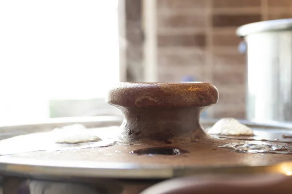 Velha Mesa Cozinha Madeira Com Farinha Uma Faca — Fotografia de Stock