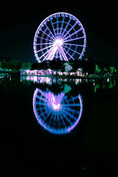 摩天轮 夜间喷泉的倒影 — 图库照片