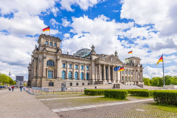 德国柏林的Reichstag大楼题词是 献给德国人民 — 图库照片