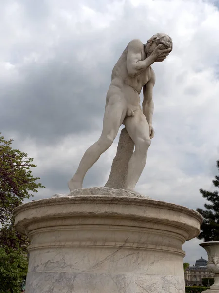 Άγαλμα Ενός Άνδρα Στο Πάρκο — Φωτογραφία Αρχείου