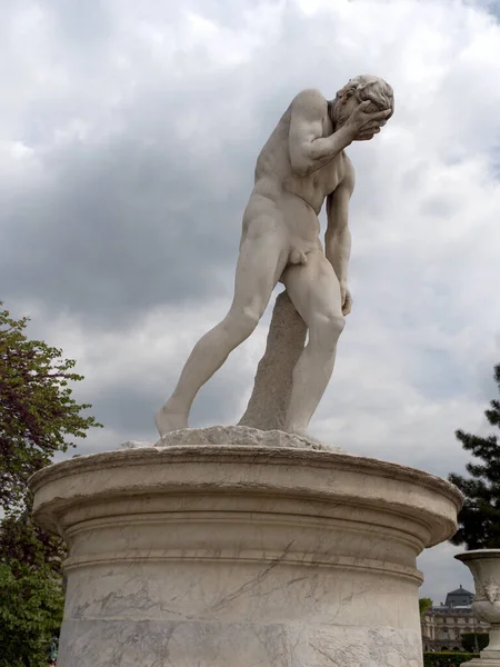 Standbeeld Van Een Man Het Park — Stockfoto