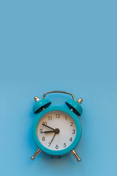 Reloj Símbolo Tiempo Con Espacio Copia Fondo Azul Vista Superior —  Fotos de Stock