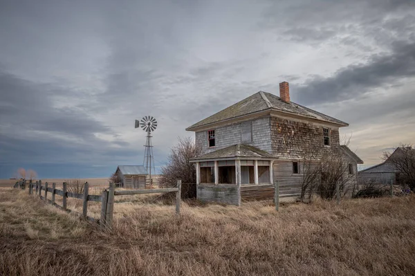Verlassenes Bauernhaus Ländlichen Alberta Kanada Mit Bewölktem Himmel — Stockfoto