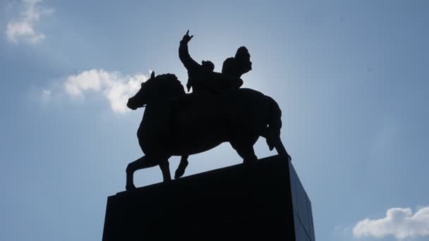 蓝色天空背景下的骑马者雕像的底部视图 — 图库视频影像