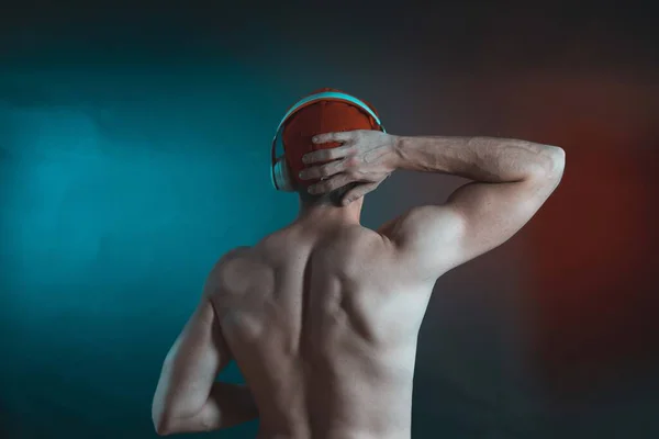 Homem Muscular Com Uma Barba Uma Camisa Branca Fundo Escuro — Fotografia de Stock