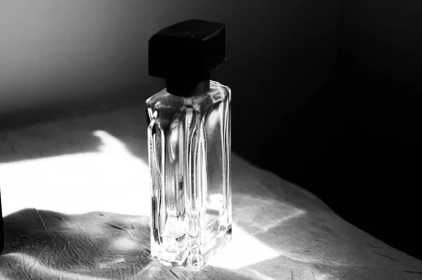 Frasco Perfume Fundo Branco — Fotografia de Stock