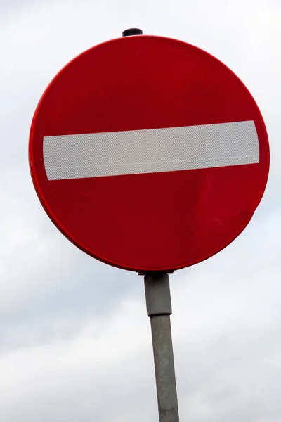 Красный Дорожный Знак Столбе — стоковое фото