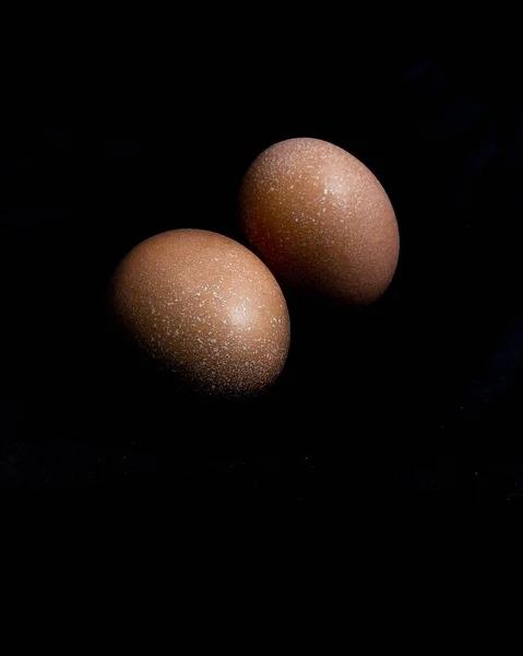 黒と白の卵が暗い背景でクローズアップされ — ストック写真