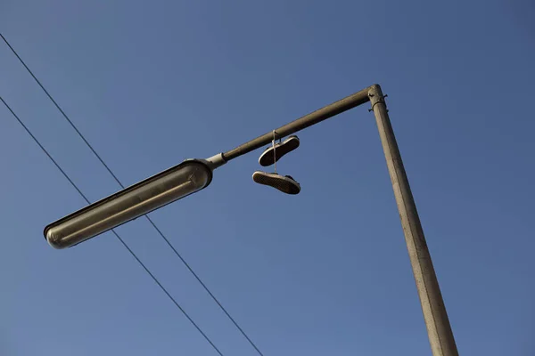 Hög Vinkel Skott Gatlykta Med Blå Himmel — Stockfoto