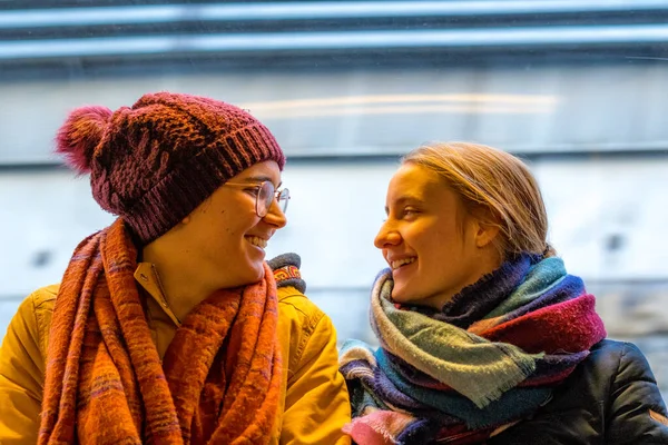 Portret Van Twee Jonge Vrouwen Winterkleding — Stockfoto