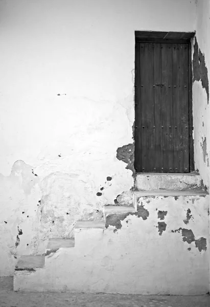 Pencereli Eski Ahşap Kapı — Stok fotoğraf