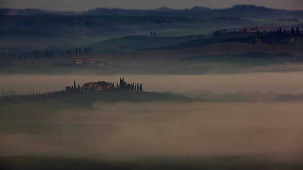 Bellissimo Paesaggio Con Una Valle Nebbiosa Mattino — Foto Stock