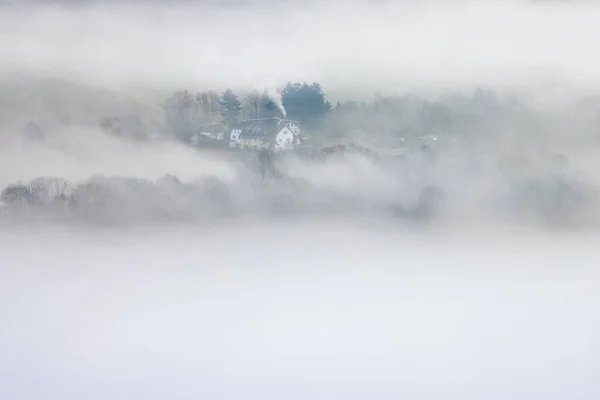 山の霧に包まれた美しい風景 — ストック写真