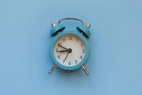 Horloge Symbole Temps Avec Espace Copie Fond Bleu Vue Dessus — Photo