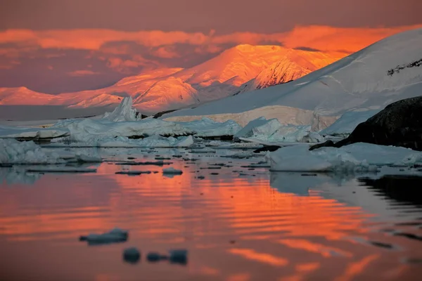 Prachtige Zonsondergang Boven Het Meer — Stockfoto