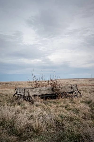 Opuszczony Wóz Woorden Wiejskiej Albercie Kanada Zachmurzonym Niebem — Zdjęcie stockowe